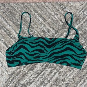 Size: M Green and Black textured bikini top with tiger stripes